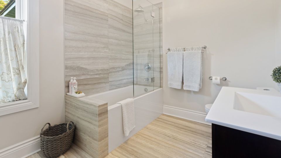 Не только для хранения вещей: вот зачем на самом деле нужна ниша под ванной