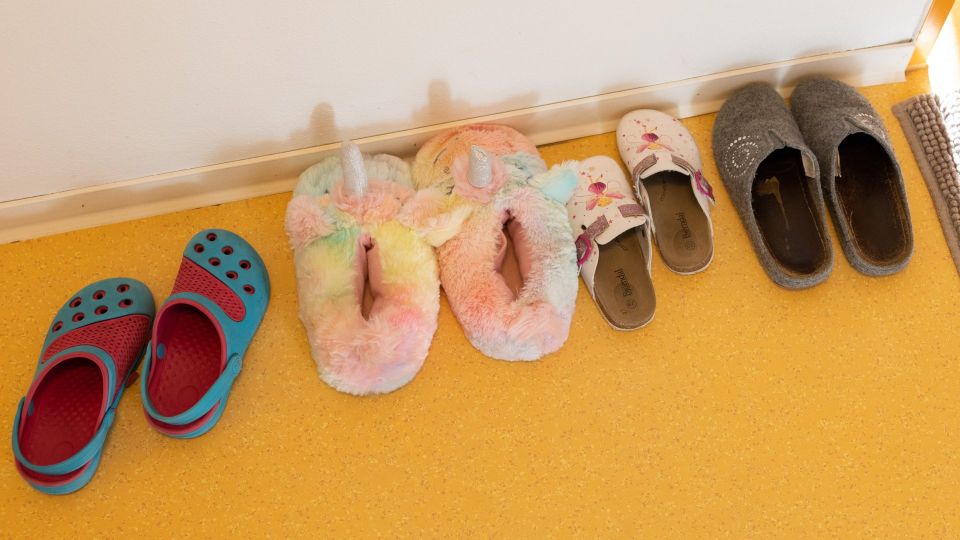 Порвутся и деформируются: так стирать домашние тапочки ни в коем случае нельзя