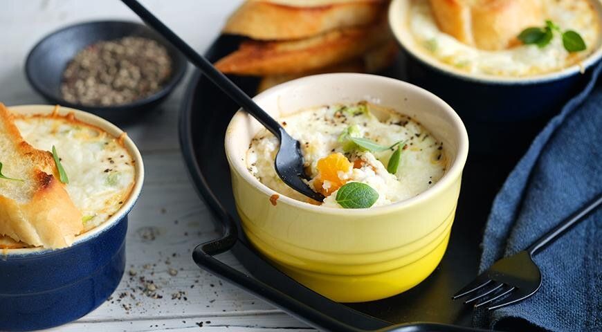 Запеченные яйца в сметанном соусе: идеальное утреннее угощение