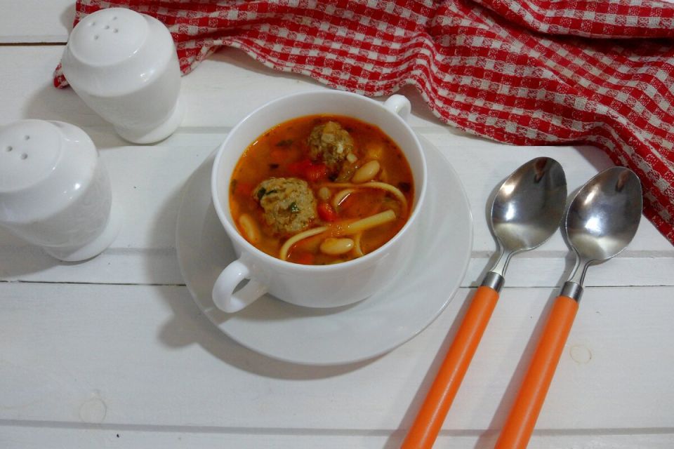 Погружение в аромат: приготовление быстрого супа с фрикадельками и фасолью