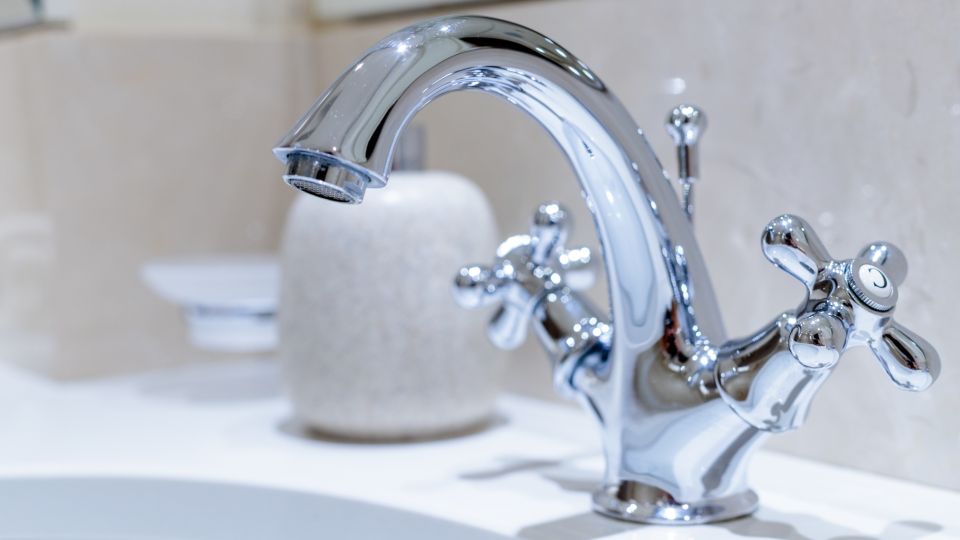 У мудрых хозяек краны блестят, хотя их не моют: помогает одна вещь из косметички