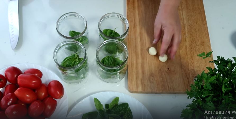 Зимние деликатесы: маринованные помидоры с базиликом, которые взорвут ваши вкусовые рецепторы