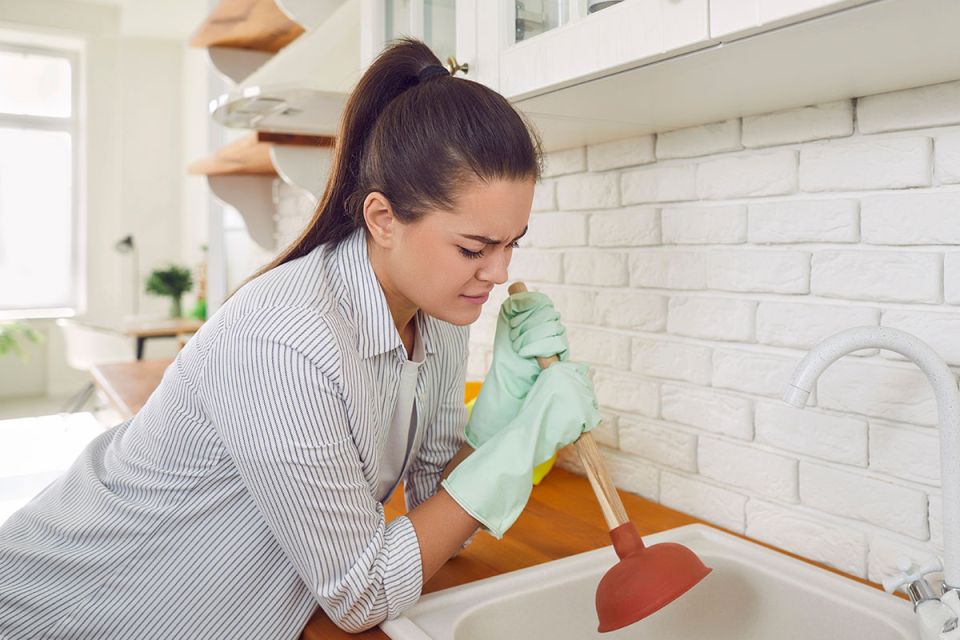 Как эффективно справиться с засором в раковине: практические советы