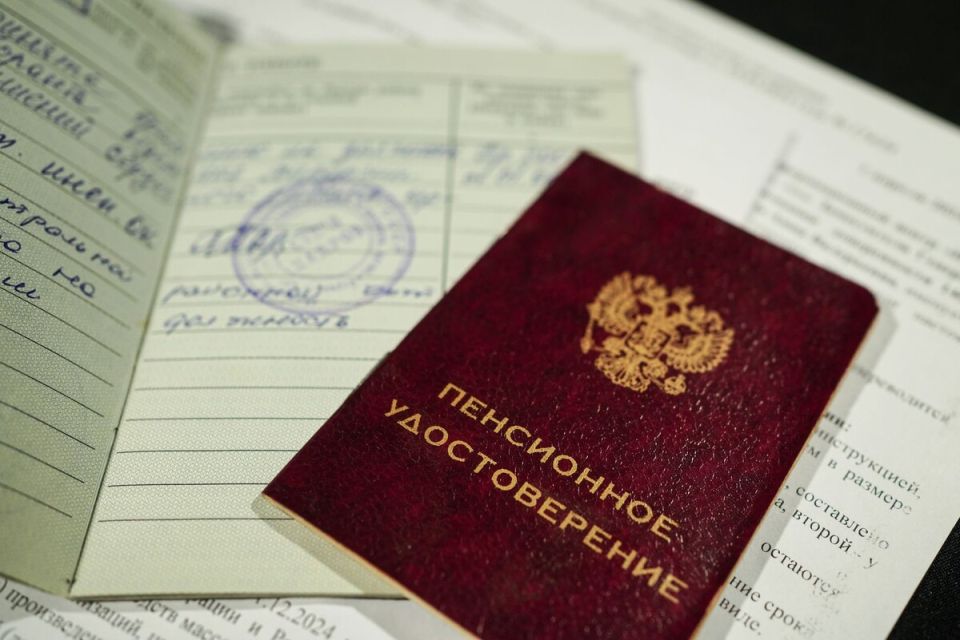 Россияне могут приобрести недостающие пенсионные баллы для выхода на страховую пенсию
