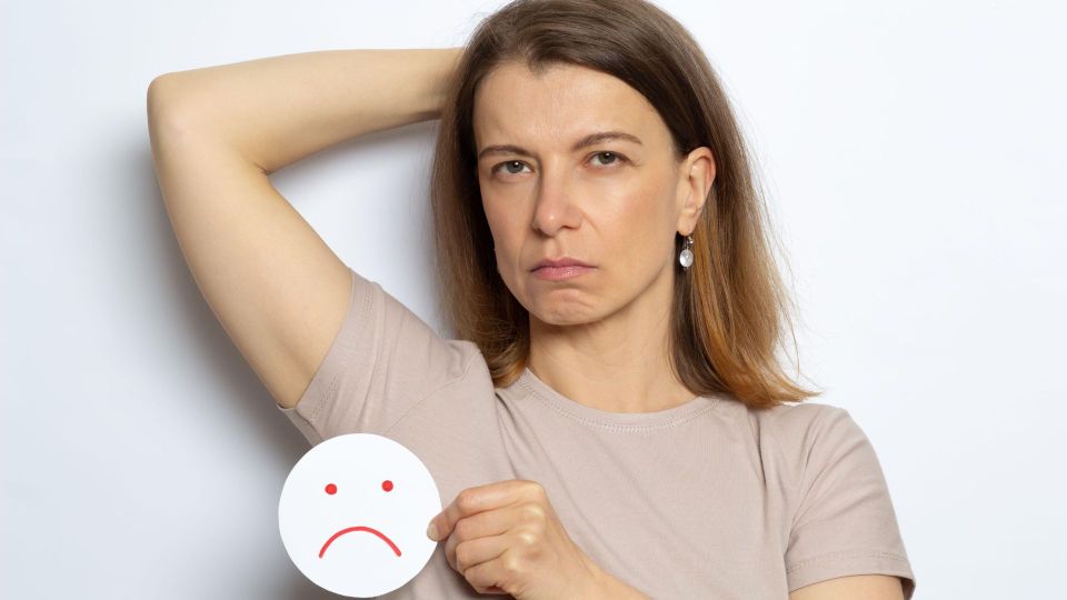 Есть на кухне у каждого: копеечное средство в два счета вернет белизну испорченной футболке