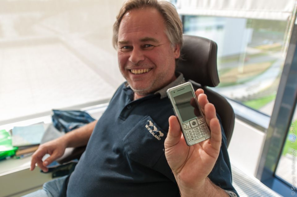 Как старый кнопочный телефон помогает защитить банковские приложения