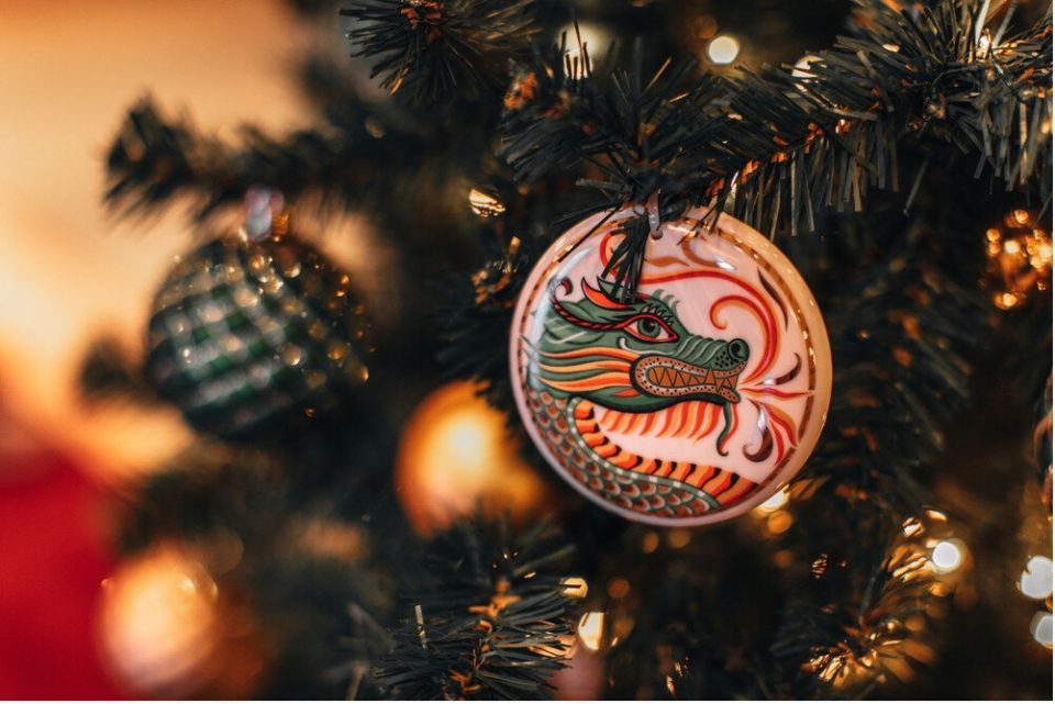 Как украсить новогоднюю елку в 2025 году: вдохновение от Дракона