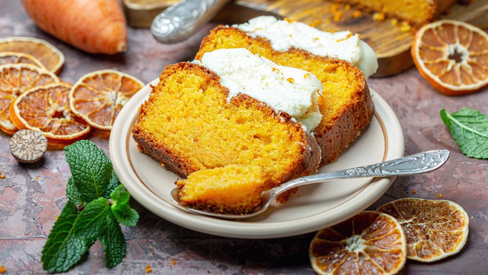 Это апельсиновый кекс сведет с ума домочадцев: вместо яиц и муки — популярная крупа
