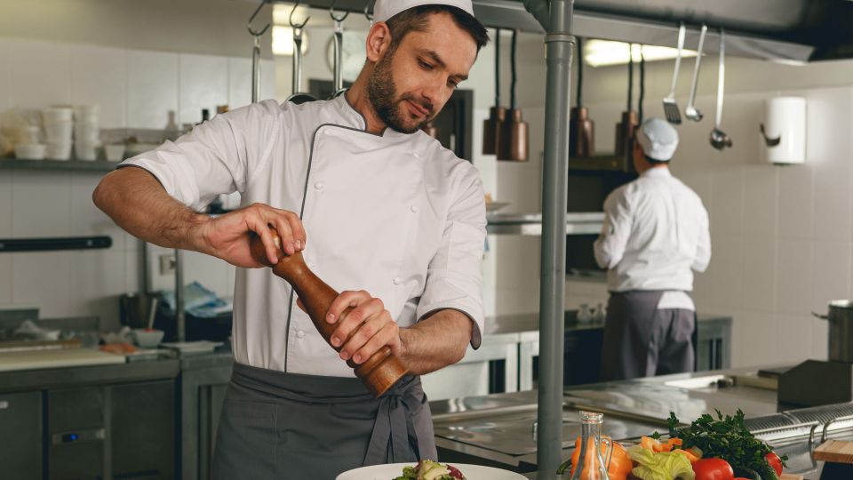 Получится намного вкуснее и сочнее: как пользоваться приправами при панировке