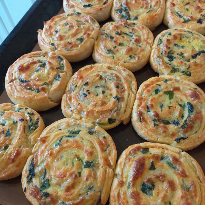 Песочные завитки: вкусные закуски с картофельным пюре и зеленью