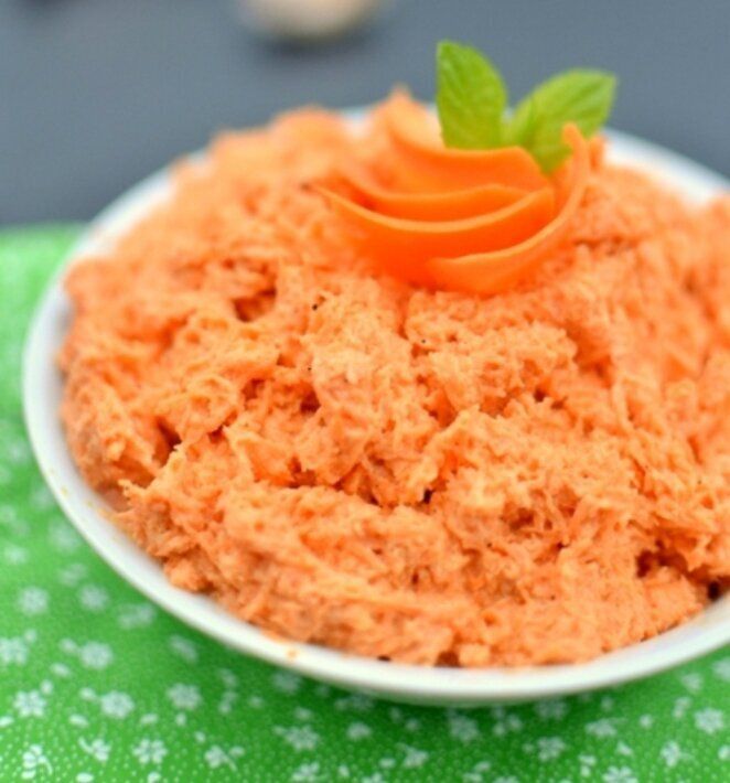 Необычный морковный салат с пикантным соусом: откройте новые вкусы!