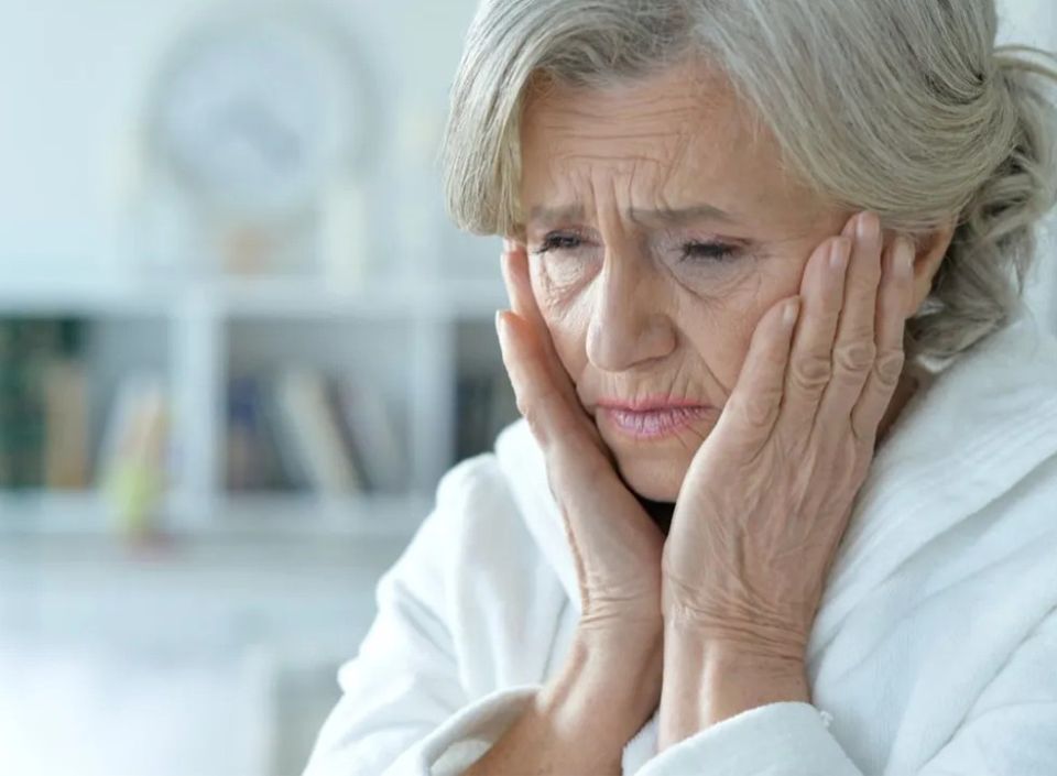 Одиночество старости: почему детям сложно поддерживать связь с пожилыми родителями