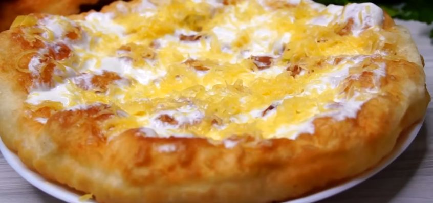 Нежные лангоши: как приготовить бесподобные дрожжевые лепешки