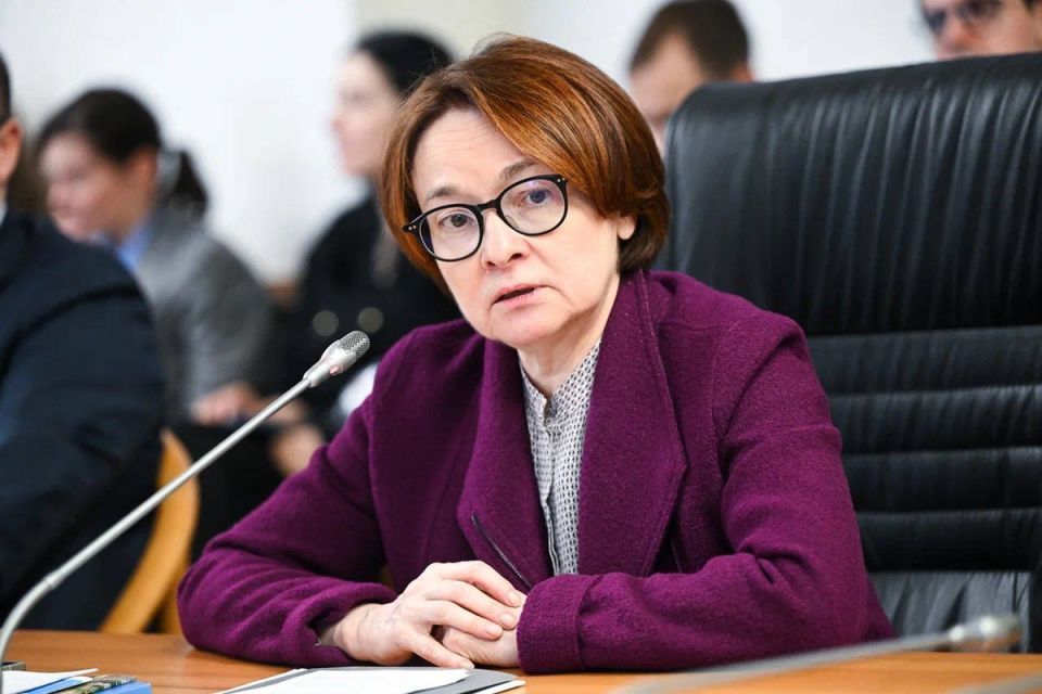 Стиль против цифр: Как фиолетовое пальто Набиуллиной стало обсуждаемым феноменом