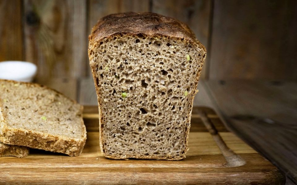 Ароматный ржаной хлеб с чесноком