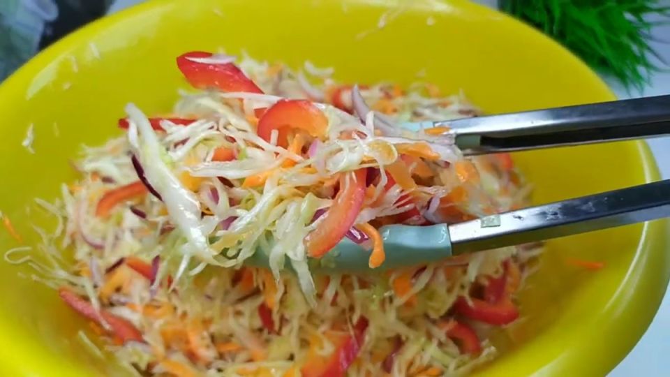 Салат, который покоряет сердца: капустный рецепт на любой вкус
