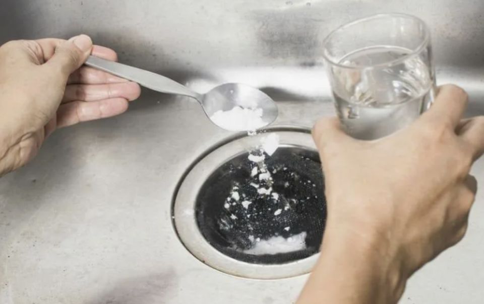 Простой способ избавиться от засоров: бюджетный рецепт, которому доверяют хозяева