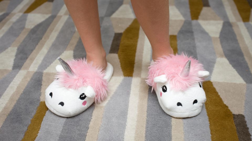 У запаха и бактерий не останется шансов: как освежить домашние тапочки без стрики