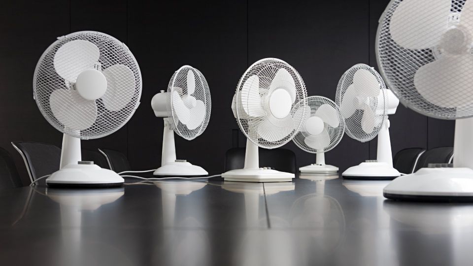 Вот как сделать из вентилятора «кондиционер»: пекла в квартире больше не будет