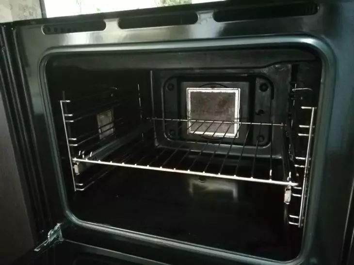 Как почистить решетку духовки без усилий: способ с фольгой и содой