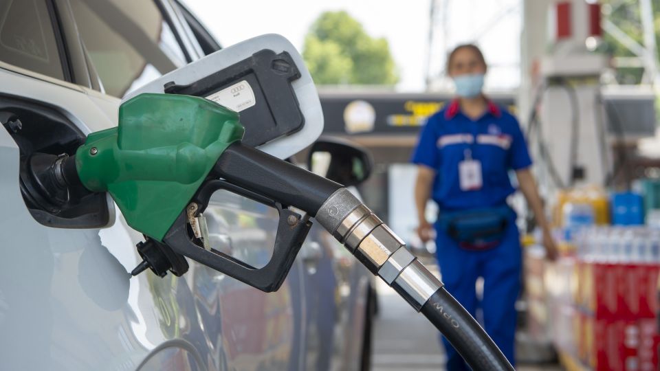 Вода в помощь: этот лайфхак поможет сократить расходы на бензин