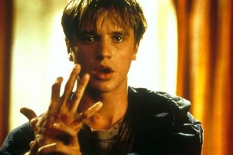 Как быстро избавиться от суперклея на руках: полезные лайфхаки