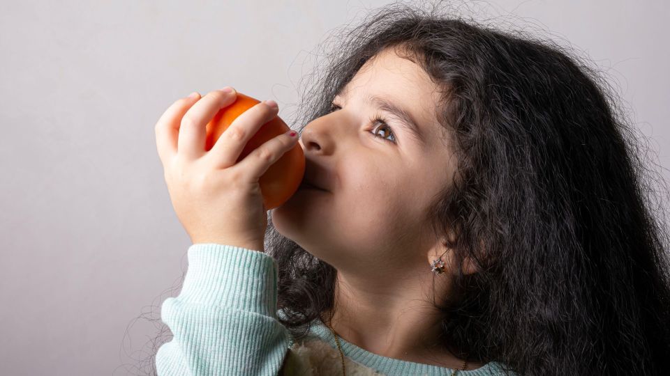 Эта уловка уберет из хурмы вяжущий эффект: вот как нужно поступить