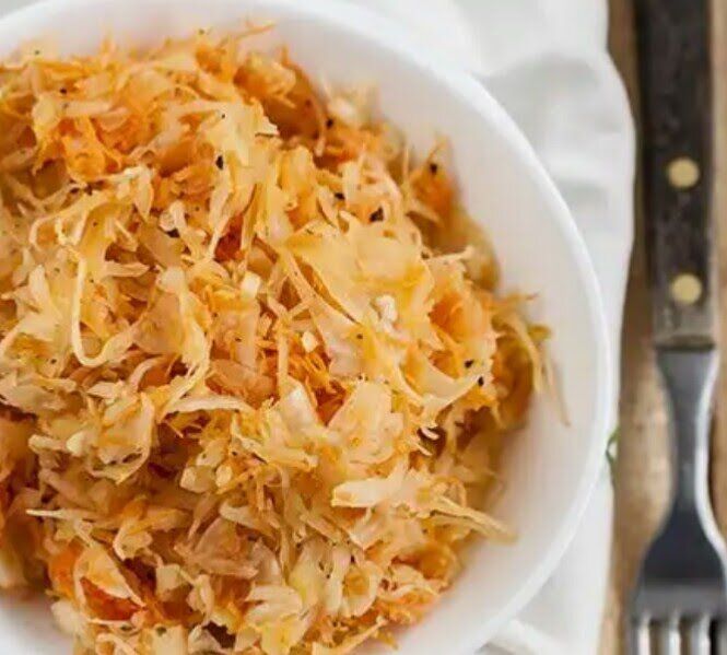 Неожиданный салат из кислой капусты: простота и вкус в каждой порции