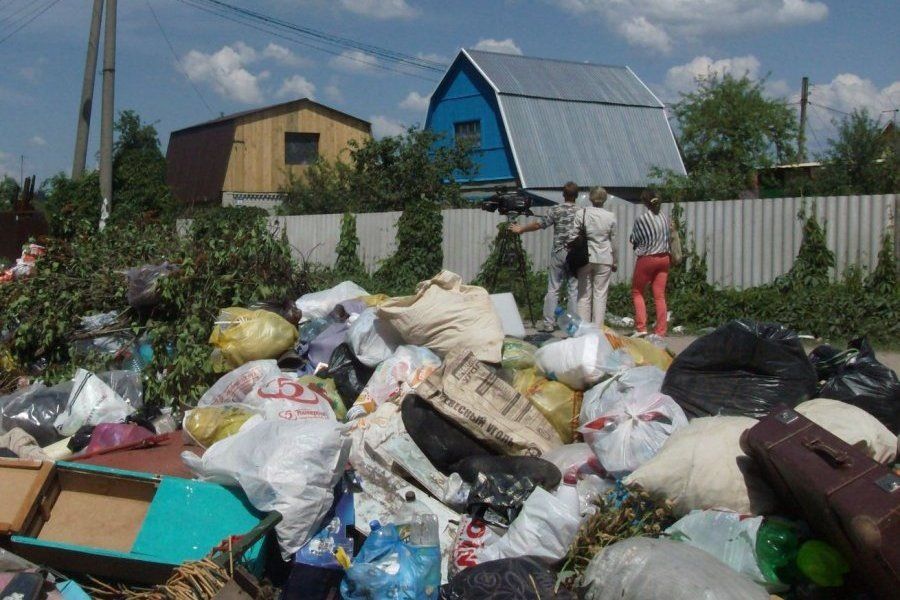 Соседская свалка обернулась штрафом в 300 000 рублей для пожилой женщины