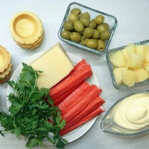 Невероятные тарталетки с крабовыми палочками и ананасами