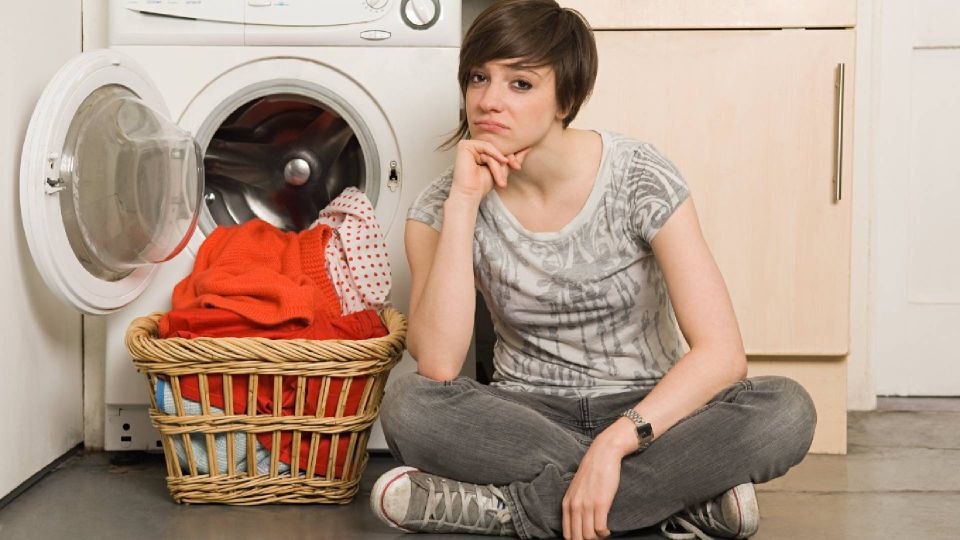 На темной одежде после стирки не будет разводов: поможет простая хитрость