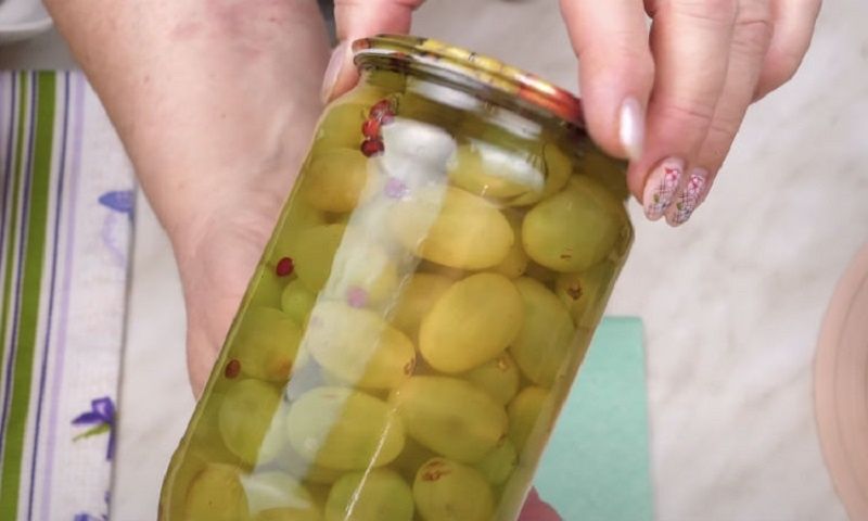 Завораживающий виноград на зиму: лёгкий рецепт квашеной закуски
