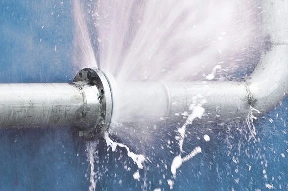 Неожиданный потоп: Как замена полотенцесушителя привела к затоплению соседей и кто за это заплатит