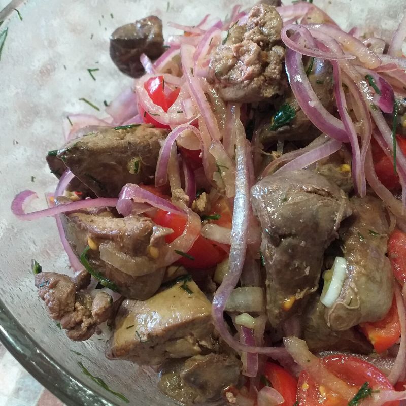Нежный тёплый салат из куриной печени: вкусная находка для вашего стола