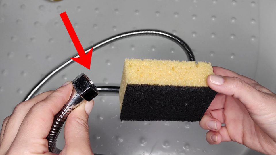 Узнайте, как простая губка в душевом шланге может изменить все