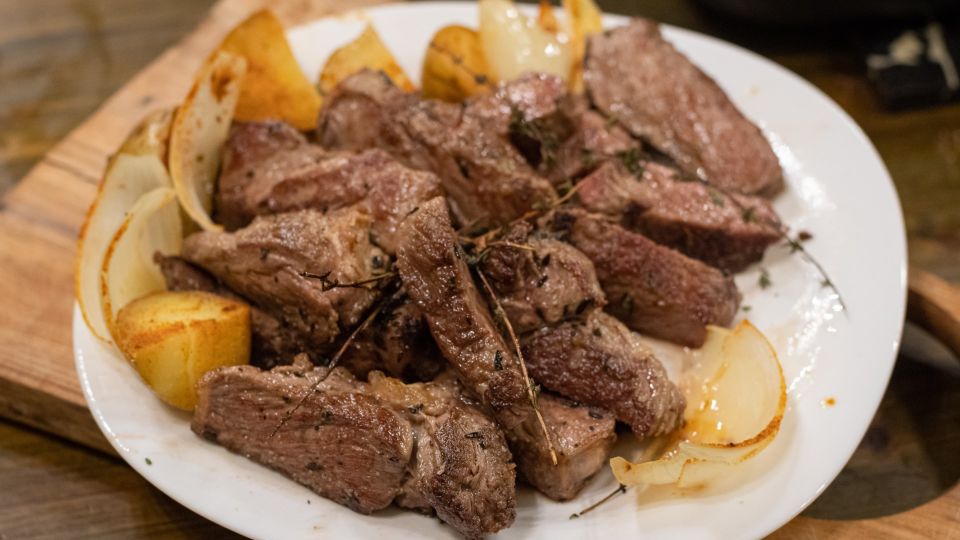 Корочки не дождетесь вовек из-за этой ошибки: вот почему мясо не жарится, а тушится