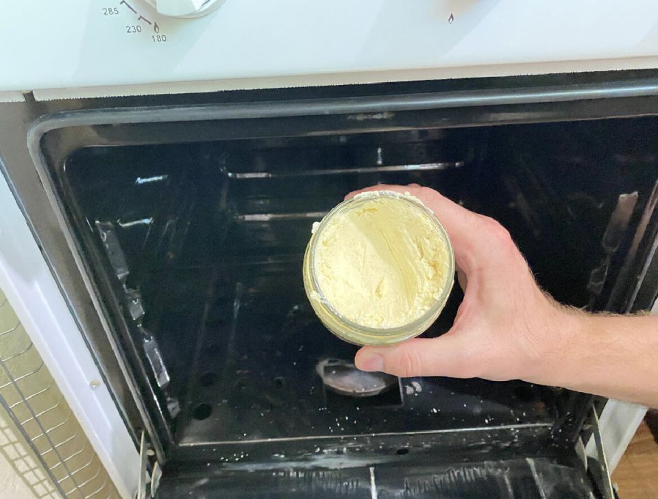 Устали от грязной духовки? Попробуйте этот простой метод!