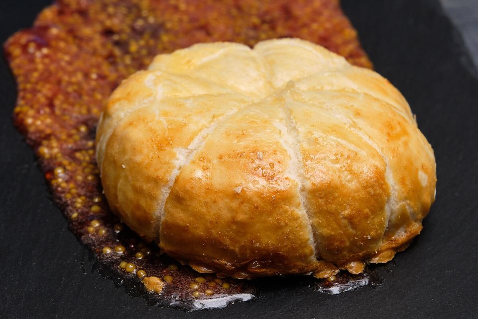 Запечённый камамбер в тесте: изысканный кулинарный шедевр для праздничного стола