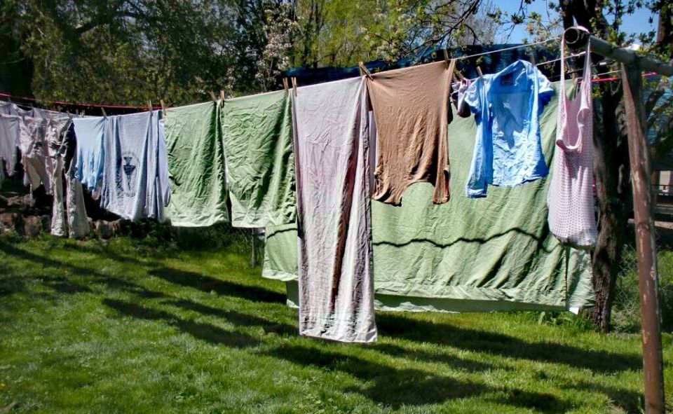Почему белоснежное бельё больше не сушат на улице?
