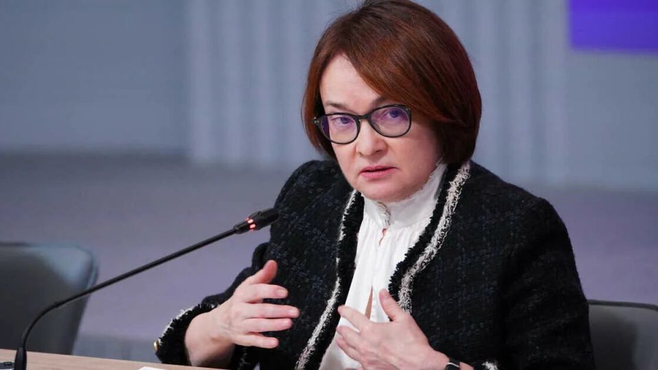 Крайности безопасности: банки замораживают обычные переводы россиян