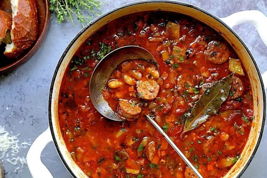 Наслаждайтесь насыщенным супом с фасолью и колбасками: идеальный рецепт для любого времени года