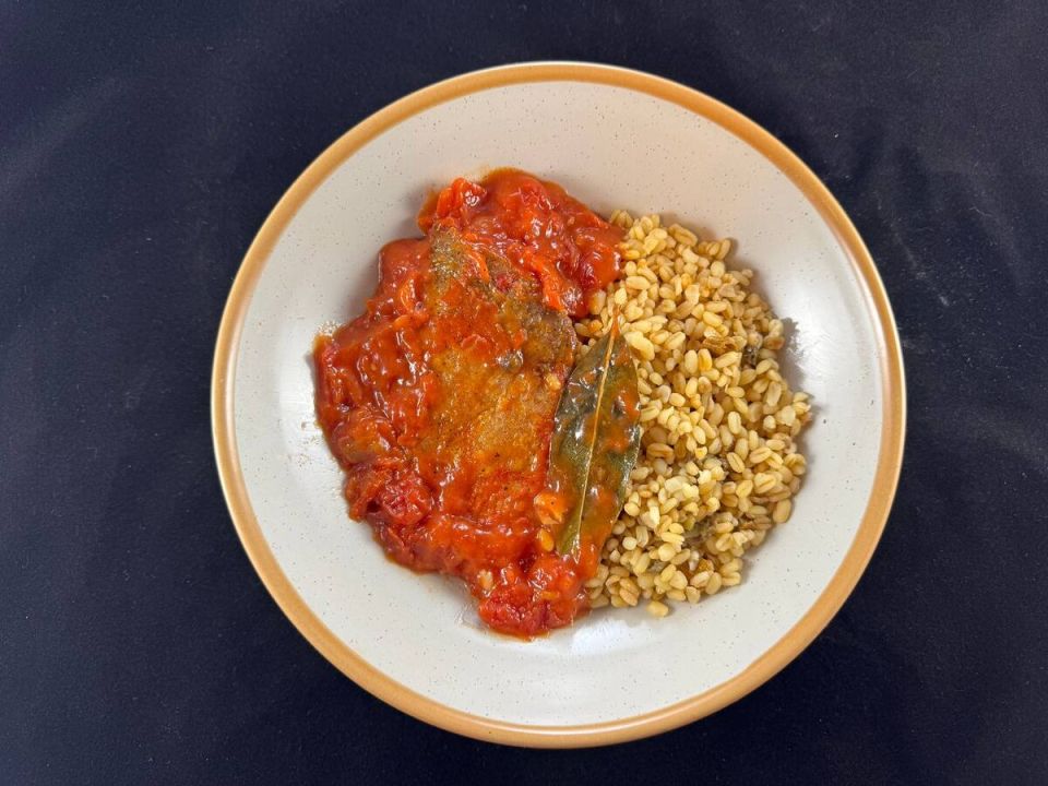 Рёбра сазана в томатном соусе с булгуром — простой, привычный вкус на каждый вечер