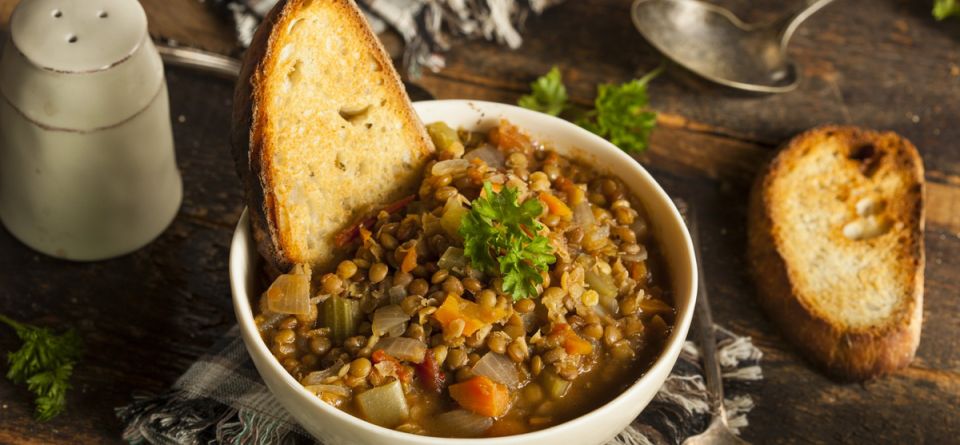 Чечевичное рагу с зимними овощами — простое согревающее решение