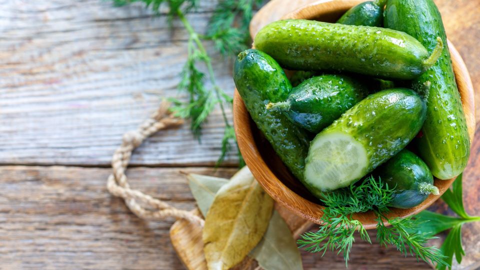 Малосольные огурцы станут в 100 раз вкуснее с этим маринадом: вот что надо добавить