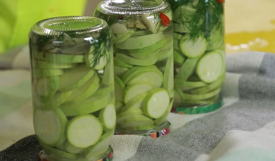Как приготовить хрустящие маринованные кабачки на зиму: проверенный рецепт