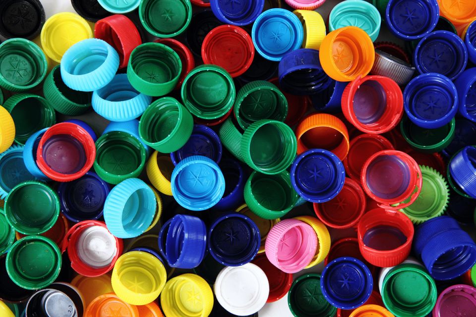 Делаю два отверстия в крышке от бутылки и не нарадуюсь результату: гениальный лайфхак