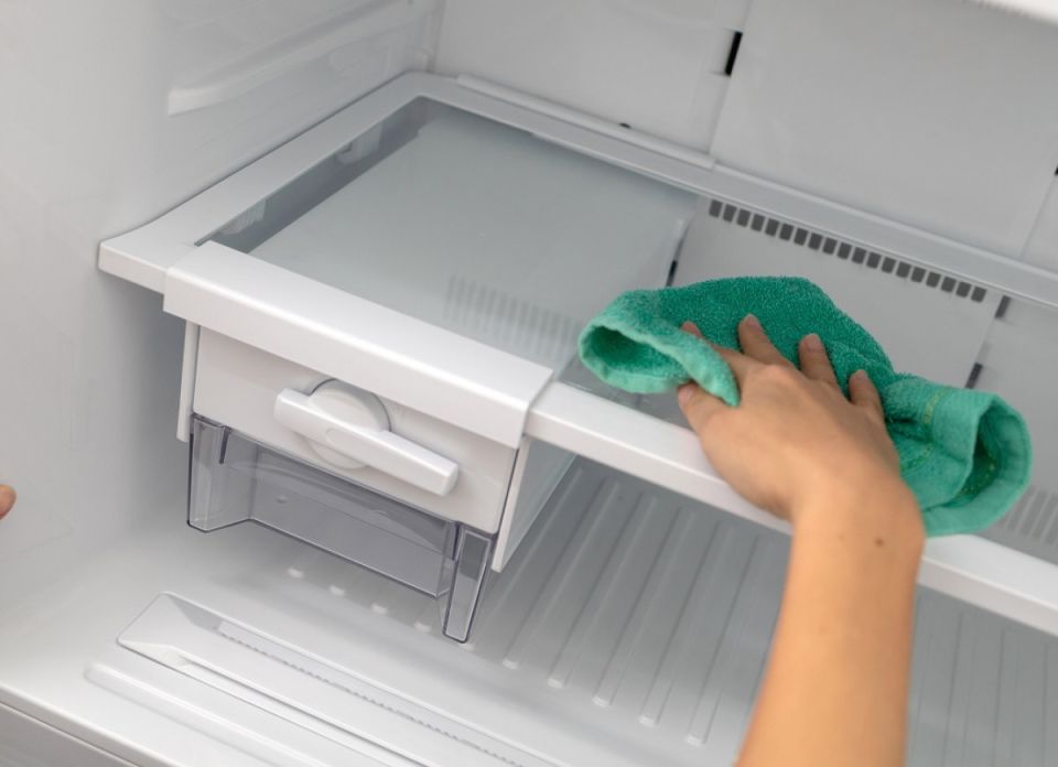 Две капли глицерина — и полки в холодильнике сияют как новые