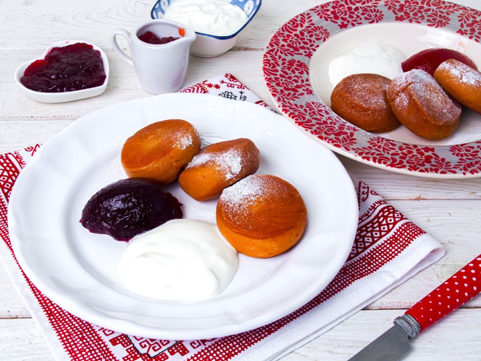 Сырники из топленого творога: секреты вкусного завтрака с ягодным соусом