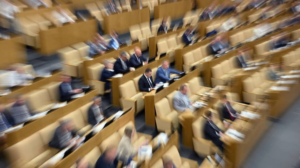 Госдума поддержала законопроект о приостановке связи по запросу ФСБ