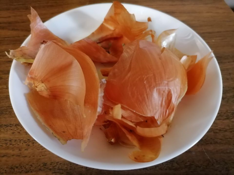 Луковая шелуха: старый друг или бесполезный мусор для огорода?